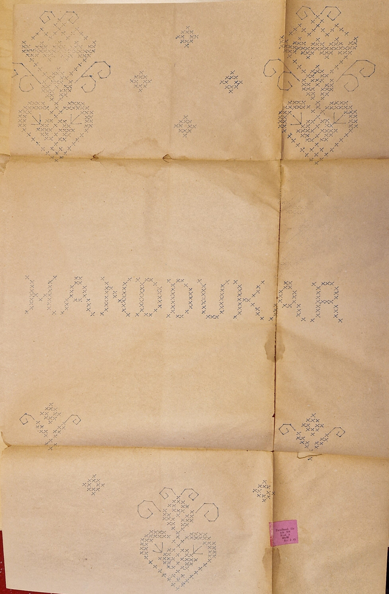 Varukatalog med broderimönster. Innehåller c:a 130 mönster + två "bokmärken." Svart pärm, mycket skadad. 