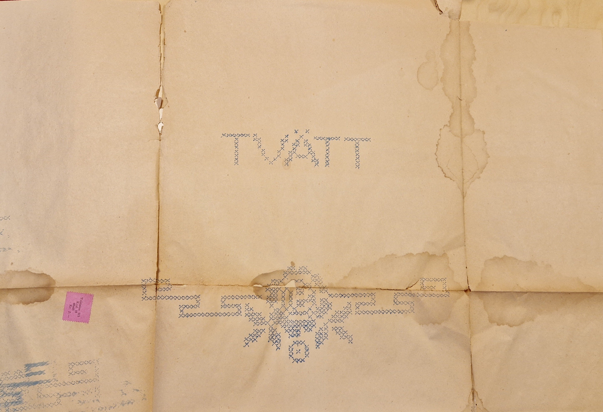 Varukatalog med broderimönster. Innehåller c:a 130 mönster + två "bokmärken." Svart pärm, mycket skadad. 