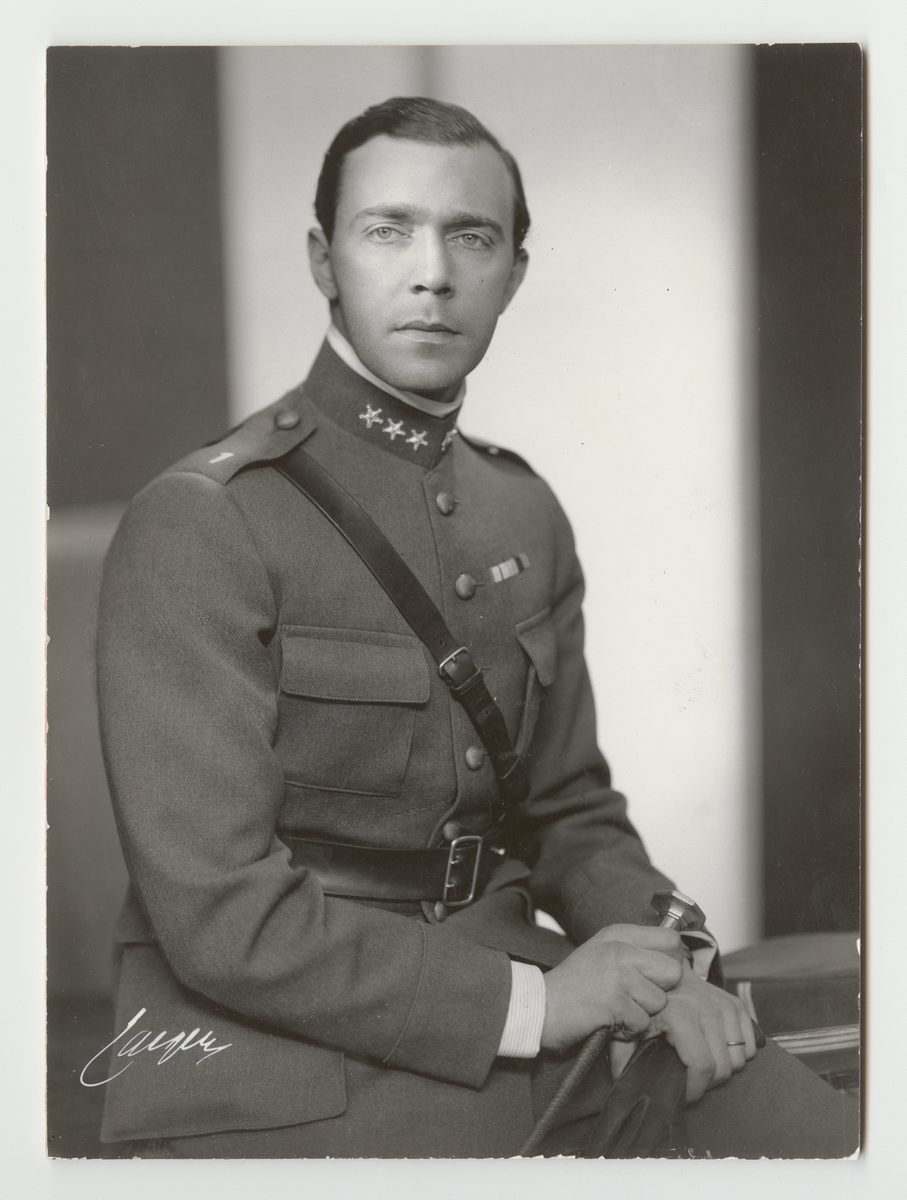 Porträtt av arvprins Gustaf Adolf.