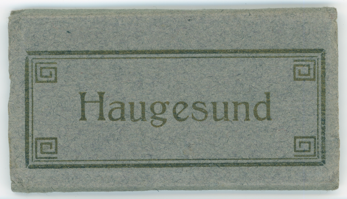 Små lystrykte foto fra Haugesund. Det er bilder av byen fra sjøsiden, Haugesjøen, indre kai, Torgbakken med statuen av fiskerne og Vår frelser kirke, Smedasundet, Strandgata, Breidablikk skole, Haualdshaugen, Lillesund skole, Festiviteten, Parkalléen (Oscars gate) og Byparken. Liten tittel i rødt øverst på hvert bilde.
