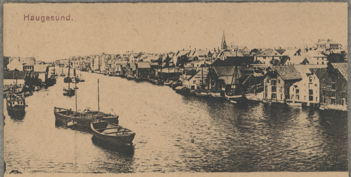 Små lystrykte foto fra Haugesund. Det er bilder av byen fra sjøsiden, Haugesjøen, indre kai, Torgbakken med statuen av fiskerne og Vår frelser kirke, Smedasundet, Strandgata, Breidablikk skole, Haualdshaugen, Lillesund skole, Festiviteten, Parkalléen (Oscars gate) og Byparken. Liten tittel i rødt øverst på hvert bilde.