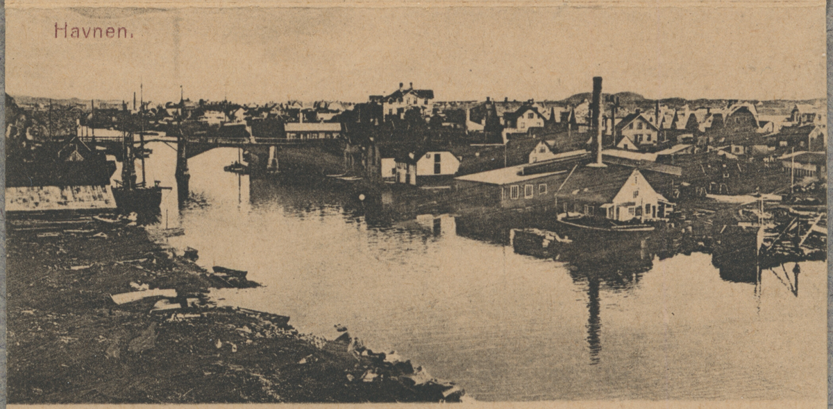 Små lystrykte foto fra Haugesund. Det er bilder av byen fra sjøsiden, Haugesjøen, indre kai, Torgbakken med statuen av fiskerne og Vår frelser kirke, Smedasundet, Strandgata, Breidablikk skole, Haualdshaugen, Lillesund skole, Festiviteten, Parkalléen (Oscars gate) og Byparken. Liten tittel i rødt øverst på hvert bilde.