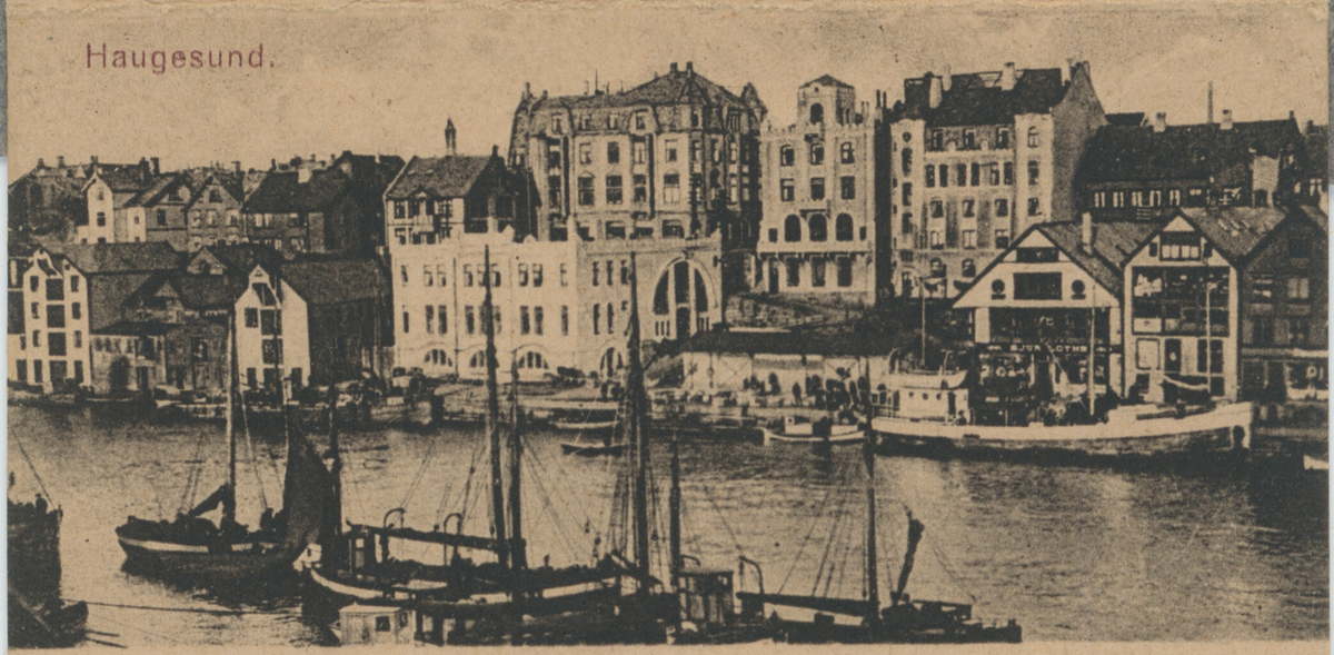 Små lystrykte foto fra Haugesund. Det er bilder av byen fra sjøsiden, Haugesjøen, indre kai, Torgbakken med statuen av fiskerne og Vår frelser kirke, Smedasundet, Strandgata, Breidablikk skole, Haualdshaugen, Lillesund skole, Festiviteten, Parkalléen (Oscars gate) og Byparken. Liten tittel i rødt øverst på hvert bilde.