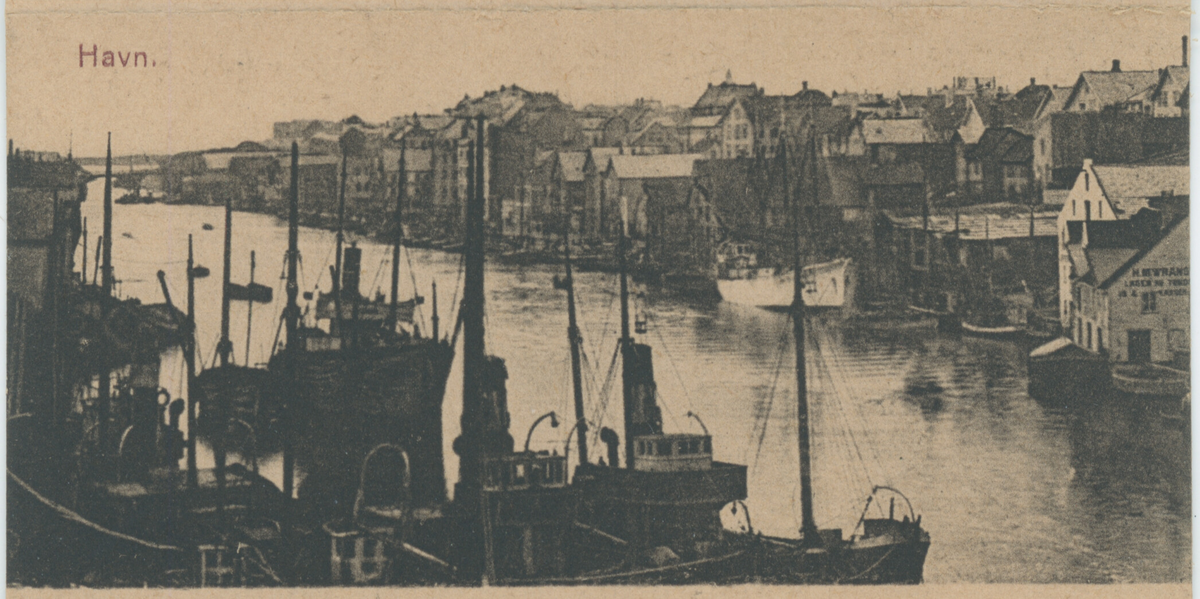 Små lystrykte foto fra Haugesund. Det er bilder av byen fra sjøsiden, Haugesjøen, indre kai, Torgbakken med statuen av fiskerne og Vår frelser kirke, Smedasundet, Strandgata, Breidablikk skole, Haualdshaugen, Lillesund skole, Festiviteten, Parkalléen (Oscars gate) og Byparken. Liten tittel i rødt øverst på hvert bilde.