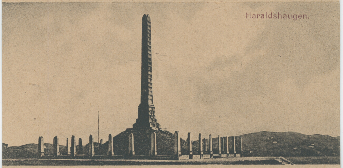 Små lystrykte foto fra Haugesund. Det er bilder av byen fra sjøsiden, Haugesjøen, indre kai, Torgbakken med statuen av fiskerne og Vår frelser kirke, Smedasundet, Strandgata, Breidablikk skole, Haualdshaugen, Lillesund skole, Festiviteten, Parkalléen (Oscars gate) og Byparken. Liten tittel i rødt øverst på hvert bilde.