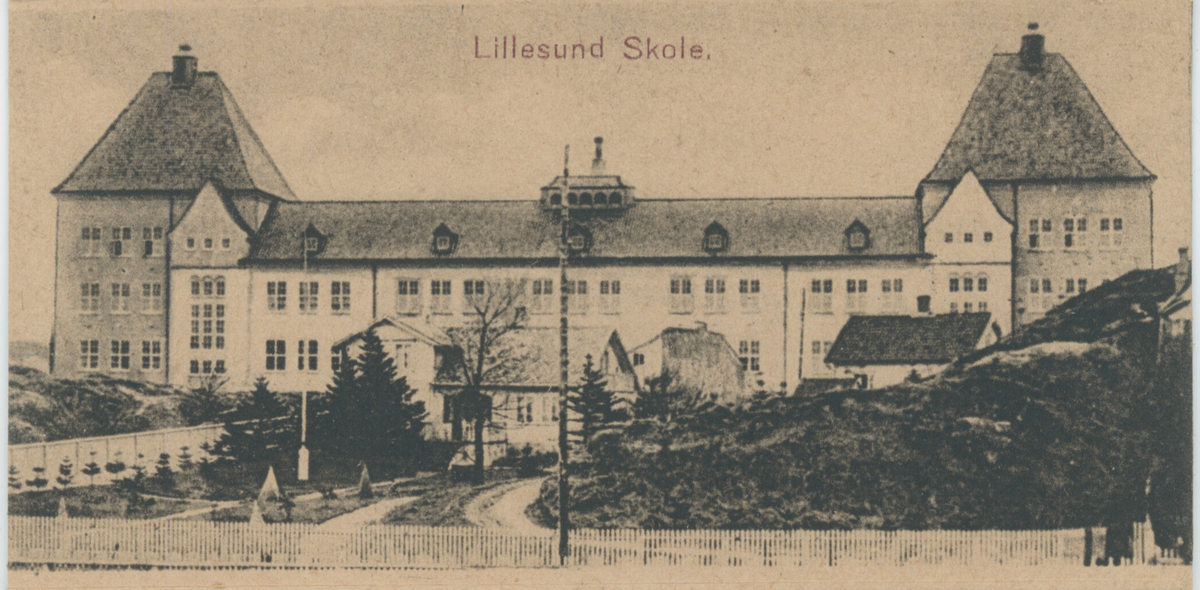 Små lystrykte foto fra Haugesund. Det er bilder av byen fra sjøsiden, Haugesjøen, indre kai, Torgbakken med statuen av fiskerne og Vår frelser kirke, Smedasundet, Strandgata, Breidablikk skole, Haualdshaugen, Lillesund skole, Festiviteten, Parkalléen (Oscars gate) og Byparken. Liten tittel i rødt øverst på hvert bilde.