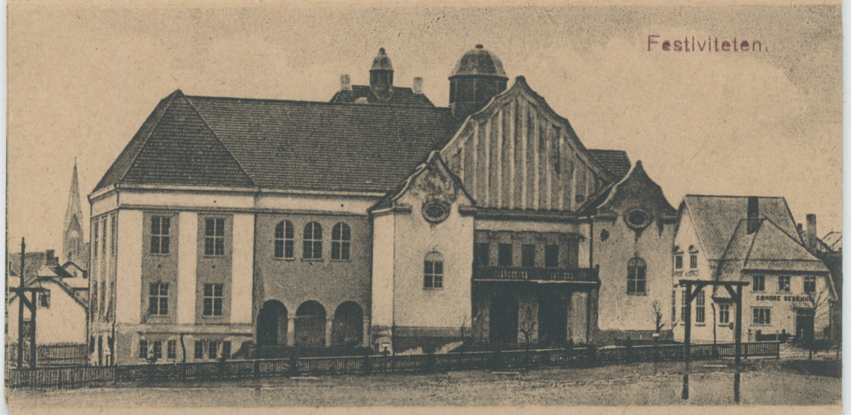 Små lystrykte foto fra Haugesund. Det er bilder av byen fra sjøsiden, Haugesjøen, indre kai, Torgbakken med statuen av fiskerne og Vår frelser kirke, Smedasundet, Strandgata, Breidablikk skole, Haualdshaugen, Lillesund skole, Festiviteten, Parkalléen (Oscars gate) og Byparken. Liten tittel i rødt øverst på hvert bilde.