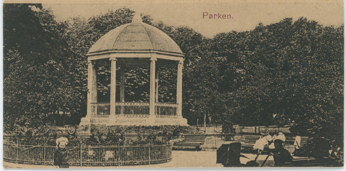 Små lystrykte foto fra Haugesund. Det er bilder av byen fra sjøsiden, Haugesjøen, indre kai, Torgbakken med statuen av fiskerne og Vår frelser kirke, Smedasundet, Strandgata, Breidablikk skole, Haualdshaugen, Lillesund skole, Festiviteten, Parkalléen (Oscars gate) og Byparken. Liten tittel i rødt øverst på hvert bilde.