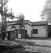 Gårdshus till Nygatan 2 i Linköping. Enligt uppgift hitflyttade från Drottninggatan. Foto 1950.