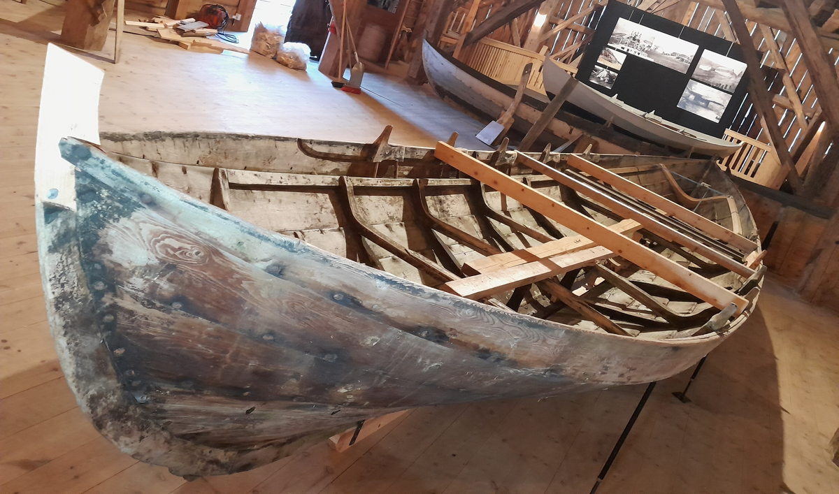 Femkeiping. Nordfjordbåt. Klinkbygd. Kyrkjebåt. For årer og segl. Ror.

Fem bord inkludert ripebordet, som er øvste bordet.  Æsing festa med trenagler. Band i hovudsak festa med trenaglar. Fem keipar på kvar side. Keipane er festa på innsida av ripebordet (øvste bordet) og ned på æsinga (langsgåande list) med trenaglar kalla keipsneller. Ripebordet smalnar sterkt av mot kvar stamn. Det er rissa inn doble, parallelle streker som pynt på band og æsing. Mellom keip og ripebord, øvst mot ripekanten, er det lagt inn ei list (ripefôring) kalla langisane eller langvisane. Styrefjøl fest på med jarnhengsler bak.