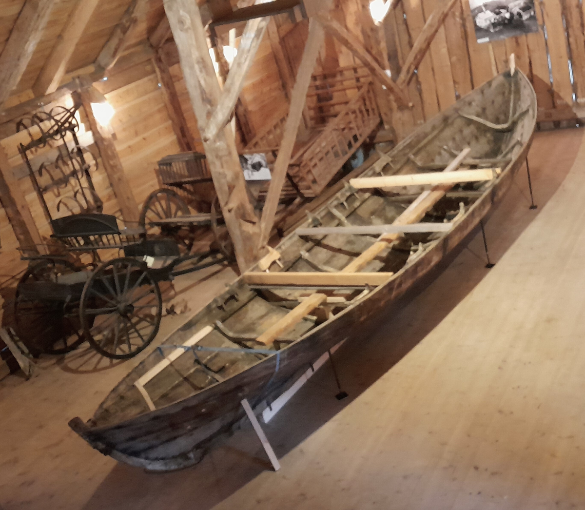 Femkeiping. Nordfjordbåt. Klinkbygd. Kyrkjebåt. For årer og segl. Ror.

Fem bord inkludert ripebordet, som er øvste bordet.  Æsing festa med trenagler. Band i hovudsak festa med trenaglar. Fem keipar på kvar side. Keipane er festa på innsida av ripebordet (øvste bordet) og ned på æsinga (langsgåande list) med trenaglar kalla keipsneller. Ripebordet smalnar sterkt av mot kvar stamn. Det er rissa inn doble, parallelle streker som pynt på band og æsing. Mellom keip og ripebord, øvst mot ripekanten, er det lagt inn ei list (ripefôring) kalla langisane eller langvisane. Styrefjøl fest på med jarnhengsler bak.