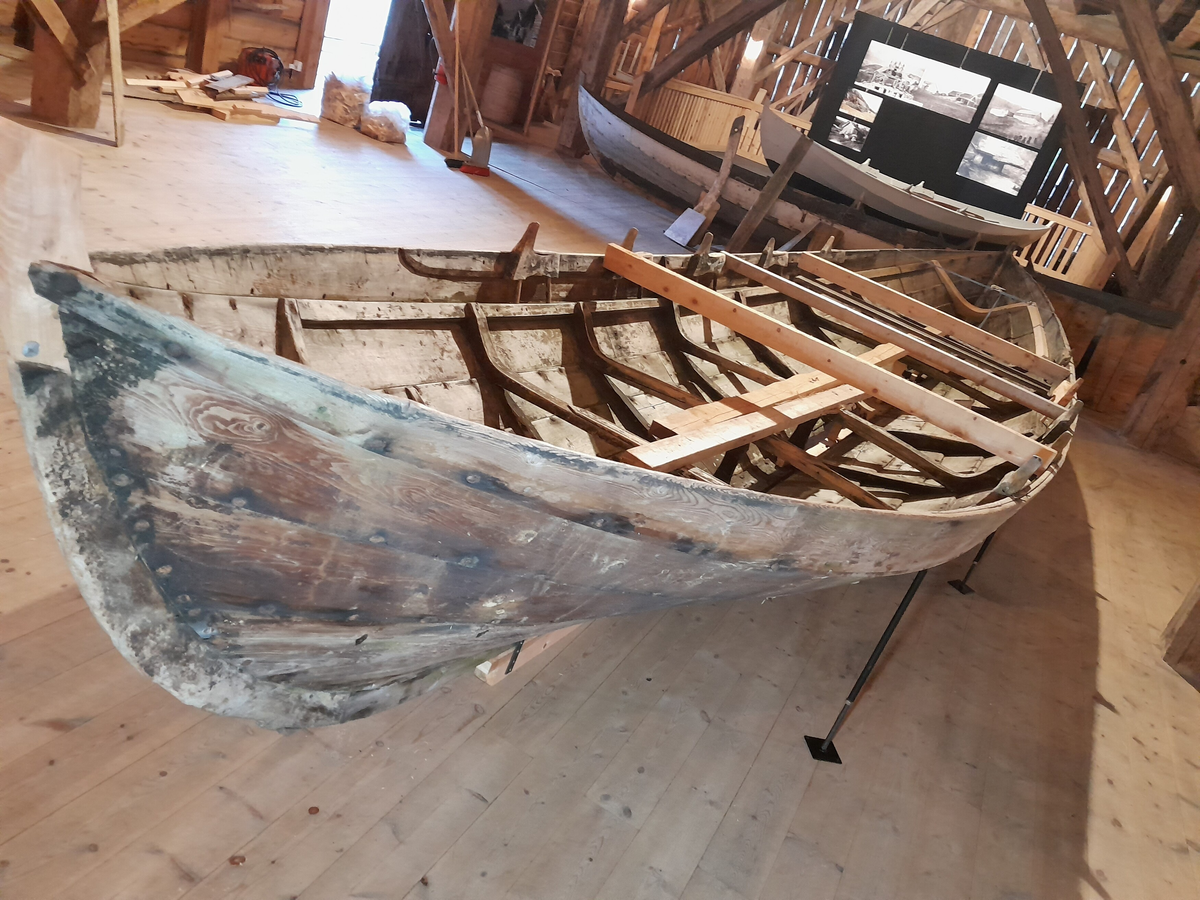 Femkeiping. Nordfjordbåt. Klinkbygd. Kyrkjebåt. For årer og segl. Ror.

Fem bord inkludert ripebordet, som er øvste bordet.  Æsing festa med trenagler. Band i hovudsak festa med trenaglar. Fem keipar på kvar side. Keipane er festa på innsida av ripebordet (øvste bordet) og ned på æsinga (langsgåande list) med trenaglar kalla keipsneller. Ripebordet smalnar sterkt av mot kvar stamn. Det er rissa inn doble, parallelle streker som pynt på band og æsing. Mellom keip og ripebord, øvst mot ripekanten, er det lagt inn ei list (ripefôring) kalla langisane eller langvisane. Styrefjøl fest på med jarnhengsler bak.