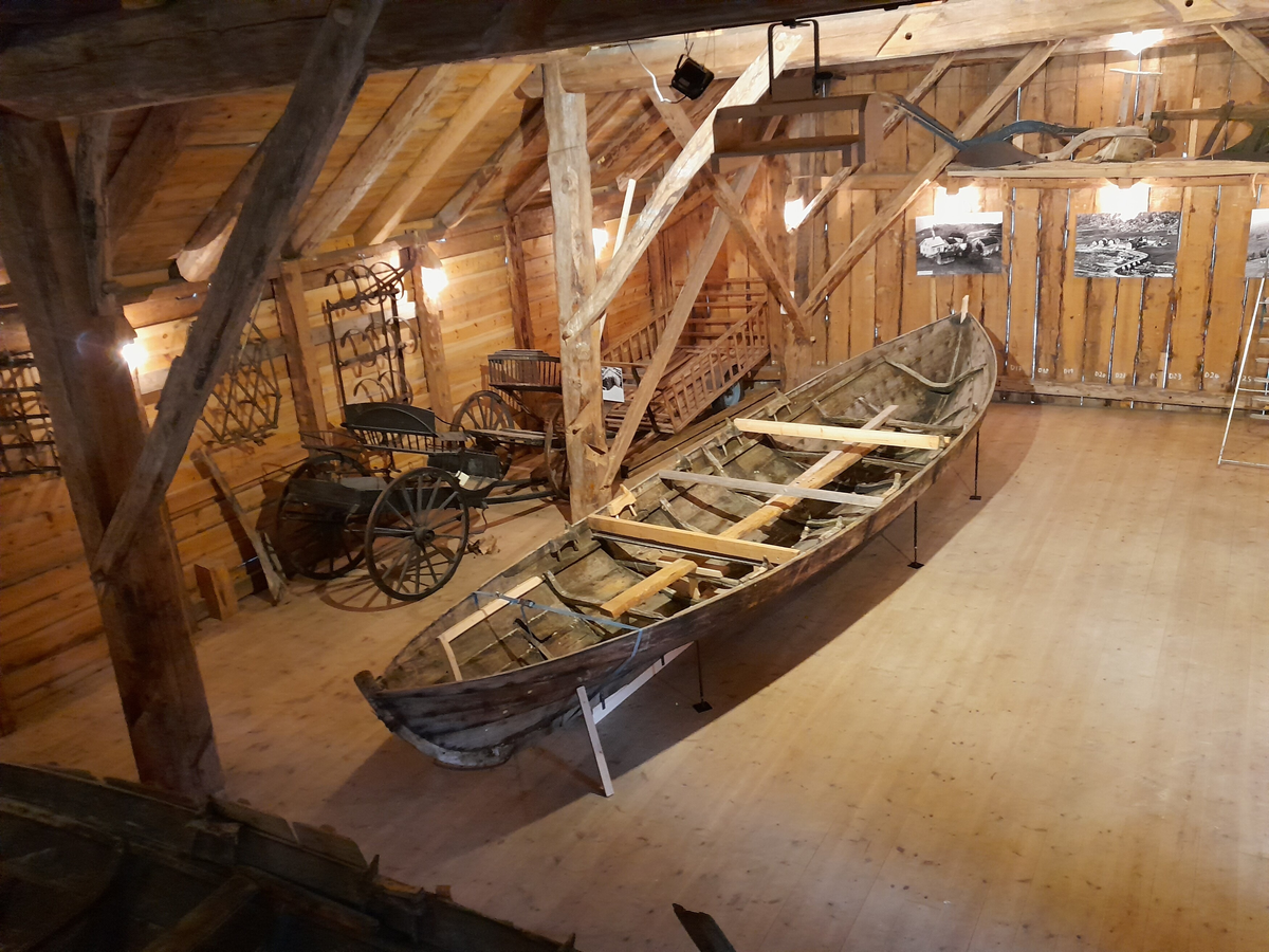 Femkeiping. Nordfjordbåt. Klinkbygd. Kyrkjebåt. For årer og segl. Ror.

Fem bord inkludert ripebordet, som er øvste bordet.  Æsing festa med trenagler. Band i hovudsak festa med trenaglar. Fem keipar på kvar side. Keipane er festa på innsida av ripebordet (øvste bordet) og ned på æsinga (langsgåande list) med trenaglar kalla keipsneller. Ripebordet smalnar sterkt av mot kvar stamn. Det er rissa inn doble, parallelle streker som pynt på band og æsing. Mellom keip og ripebord, øvst mot ripekanten, er det lagt inn ei list (ripefôring) kalla langisane eller langvisane. Styrefjøl fest på med jarnhengsler bak.