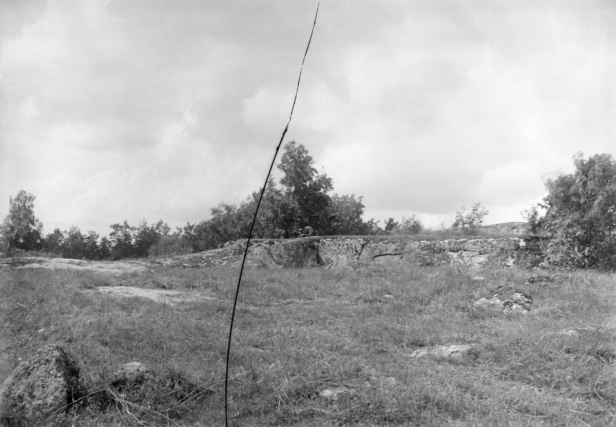 När Johan Emanuel Thorin besökte Flådra sommaren 1920 var den gamla gårdens hus rivna sedan en tid. Hans uppdrag att dokumentera godset Bjärka Säbys underlydande gårdar gjordes således med stor nit. Gårdens namn har rimligtvis uppkommit av platsens "flådra" av berghäll som husen tidigare grupperat sig runt. Nämnd redan år 1414 genom underrättelsen "Göte i Flaadhro" och genom tidigare efterforskning får vi veta att den sist boende famlijen avflyttade vid mitten av 1890-talet. Defekt.