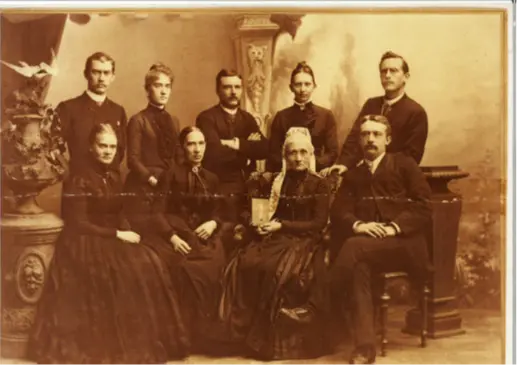 På bildet ses skipsreder Peder Hansen Pandes kone Randiane Marie, født Hansen og deres 8 barn. Bildet er sannsynligvis tatt en gang mellom Pandes død i 1884 og 1890. I hendene holder Randiane et fotografi, antakelig et portrett av sin mann, skipsrederen. Fotograf og år ukjent. Bak fra venstre: Georg (1863-1915), Franciska (1858-1905), Victor (1860-1890), Matilde (1852-1942) og Ferdinand (1855-1907). Foran fra venstre: Sophie (1850-1936), Hanna (1844-1899), Randiane Marie (1824-1905) og Henry (1861-1918).