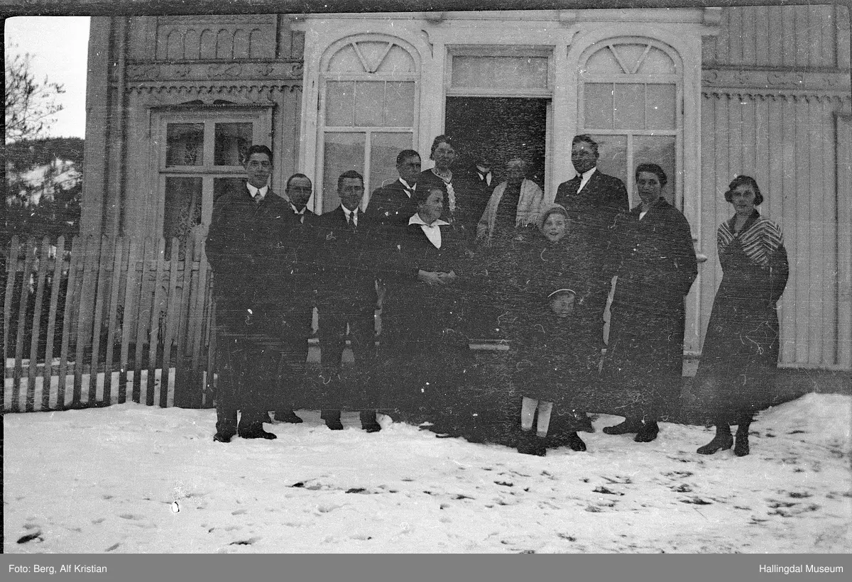 Familiegruppe utenfor Trøstheim gård i Flå.