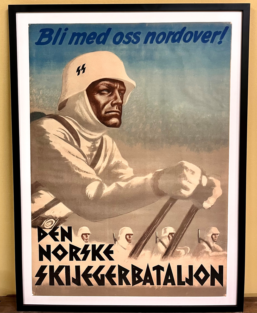 Hvitkledte soldater på ski.  Hjelmen har SS-merke.  
