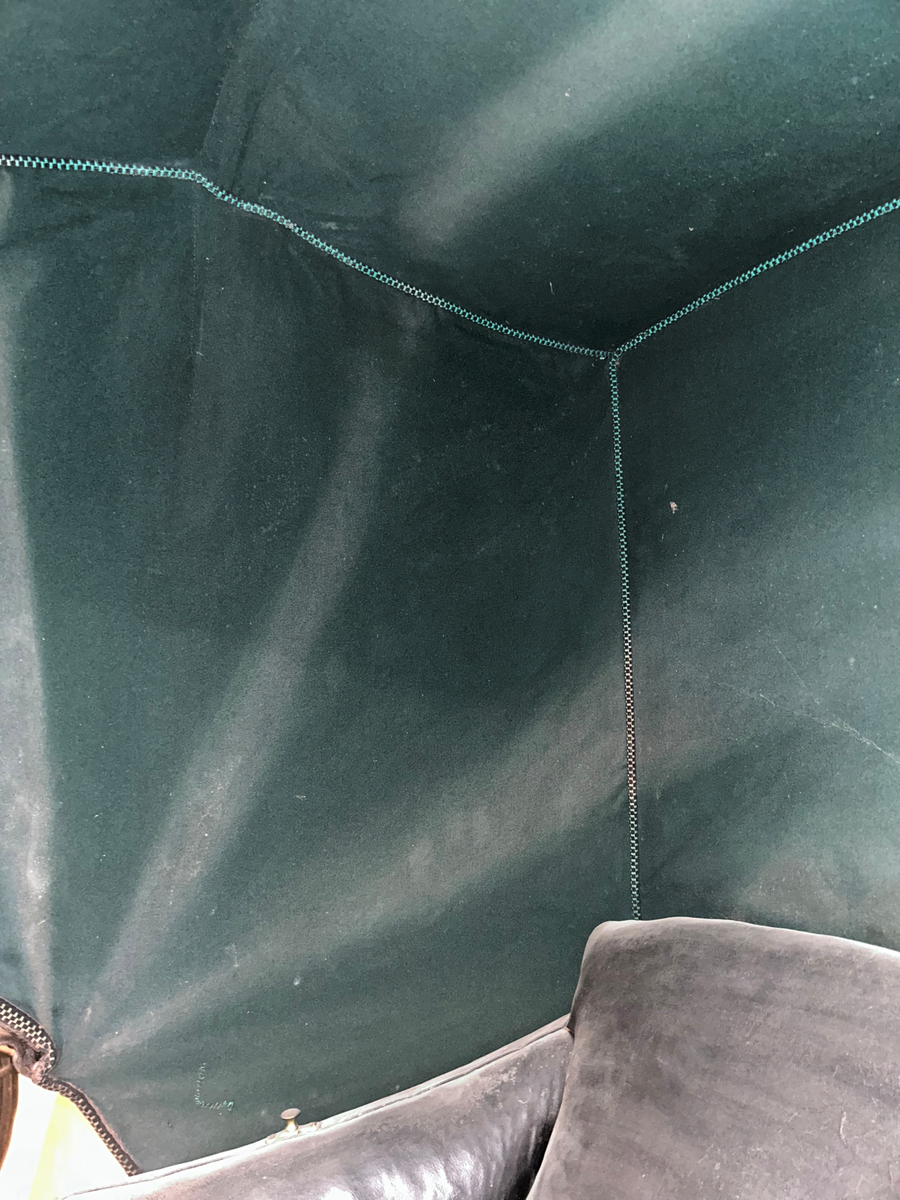 Svartmålad fyrhjulig hästvagn. Vagnen har öppen läderklädd kuskbock och sufflett över passagerarplatsen. Suffletten går att fälla bakåt vilket gör att hela vagnen är öppen. Svarta läderklädda säten för både framåt och bakåtresande. Fotsteg på varje sida. Stänkskydd för alla hjulen. Bakhjulen större än framhjulen.