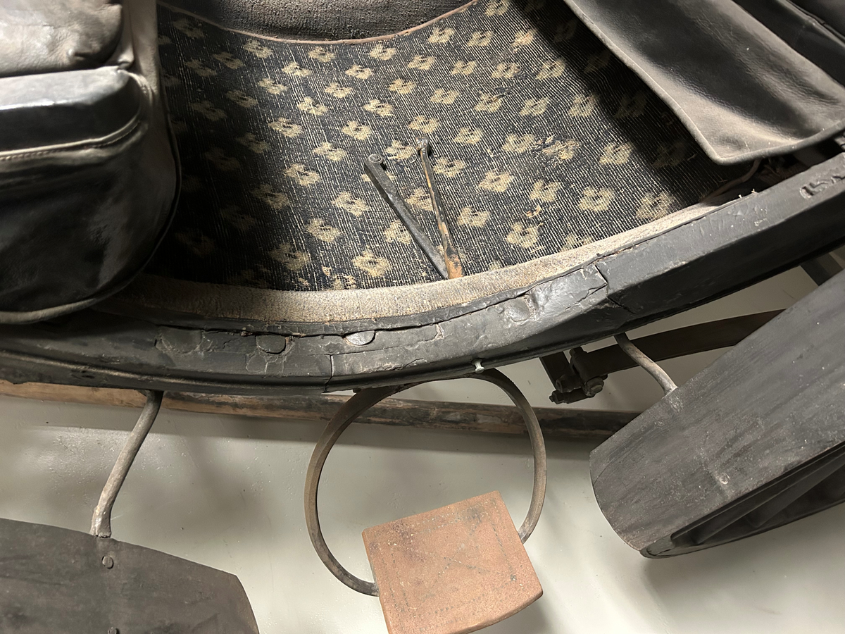 Svartmålad fyrhjulig hästvagn. Vagnen har öppen läderklädd kuskbock och sufflett över passagerarplatsen. Suffletten går att fälla bakåt vilket gör att hela vagnen är öppen. Svarta läderklädda säten för både framåt och bakåtresande. Fotsteg på varje sida. Stänkskydd för alla hjulen. Bakhjulen större än framhjulen.