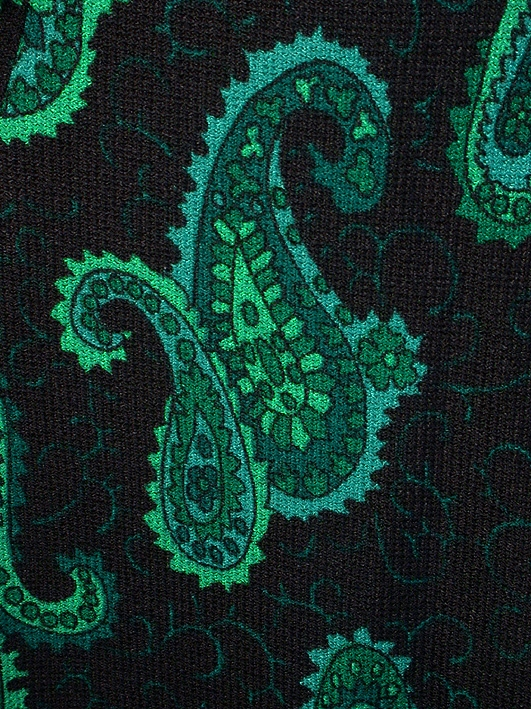 Långklänning, svart botten med persiskt tryckt mönster i olika gröna nyanser. Rund vid halsringning. Vid trekvartslång isydd tvåsömsärm. Delad under bysten med en 10 cm bred och slätt påsydd linning. Baktill en 59 cm lång dragkedja. Kjolen har 7 st utställda våder.