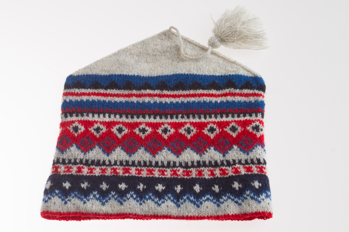 Luva, slätstickad i ullgarn. Grå/marinblå/ljusblå/röd.