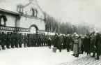 Svea ingenjörkår, Ing 1. Demoleringsplutonen från Ing 1 anländer till Mariehamn (Åland) den 13 april 1919. en finsk paradpluton skyldrar, medan svenskarna stiger iland. Den finsk, f d ryske, generalen Schaumann i förgrunden.