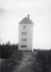 Limö fyr, byggd 1902, reste sig högt över gran och tallskogen.