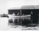 Pelle Lundgrens motorsnipa med fyra personer som kanske ska ut och fiska, 1920-tal.