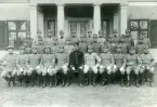 Svea ingenjörkår, Ing 1. Underofficerskåren 1924. Bakre raden fr v: Sergeant Widmark, musiksergeant Bäckström, sergeanterna Forsklint, Doland, Aldin, Bengtcén, Bengtsson, Öster, Gibe och Green. Mellersta raden fr v: sergeant E Svensson, musiksergeant Enestam, musikfanjunkare Rosenqvist, fanjunkare Blomgren, fanjunkare E Ericsson,  sergeanterna Thor, Hallborg, Svencén och Liedbeck. Främre raden fr v: fanjunkarna Ståhl, Mohme, J Pettersson, Quist och Englund, förvaltare Bergqvist, fanjunkarna C Kilander, F Kilander, J E eriksson, musikfanjunkare Brandes, musikfanjunkare Rydberg.