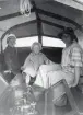 Lundgrens, kvinna och två barn, sittande i motorsnipan under kapellet, 1926.