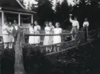 Dans vid jägmästarstugan med kvinnor som dansar och barn sittande på staket, 1927.