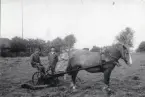Limöns siste arrendator, Carl Eriksson, som sitter på en höräfsa med häst samt två personer stående bredvid honom, 1929.