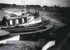 Fritidsbåtar mod. 30-tal som ligger i hamnen.