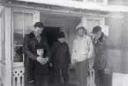 Vintern 1953 hos farbror Westergren. Utanför huset står Mats Rapp med Lasse Lundblad, Erik Berggren och Sigge Lundblad, 1953.