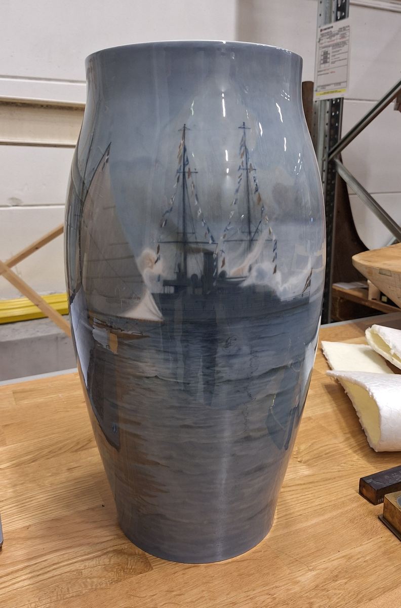 Vas av porslin dekorerad med hamnmotiv från Köpenhamn där man ser HM pansarkseppet Oscar II under relingsmaning, ett danskt kustpansarfartyg och en dansk hjuldriven lustyacht.