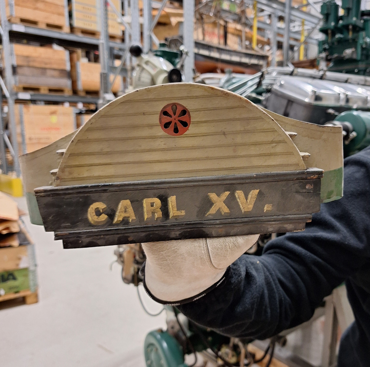 Fartygsmodell av hjulångare Carl XV. Hel, spantbyggd av trä och järnplit.