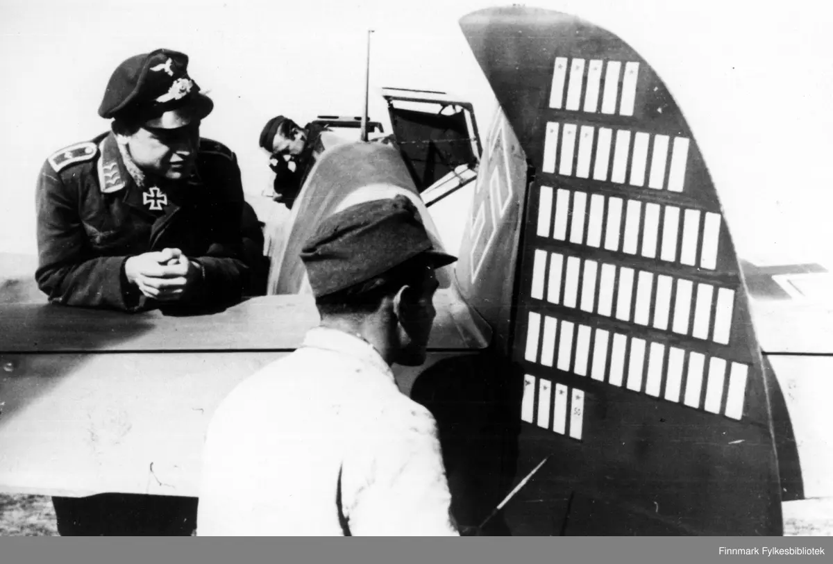 Sersjant Rudolf Müller ved 6. skvadron av 5. jagerving (6./JG 5) ser på ...