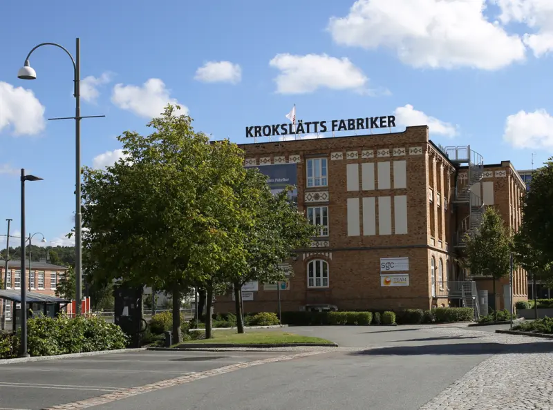 Krokslätts fabriker med en skylt som det står "KROKSLÄTTS FABRIKER" på