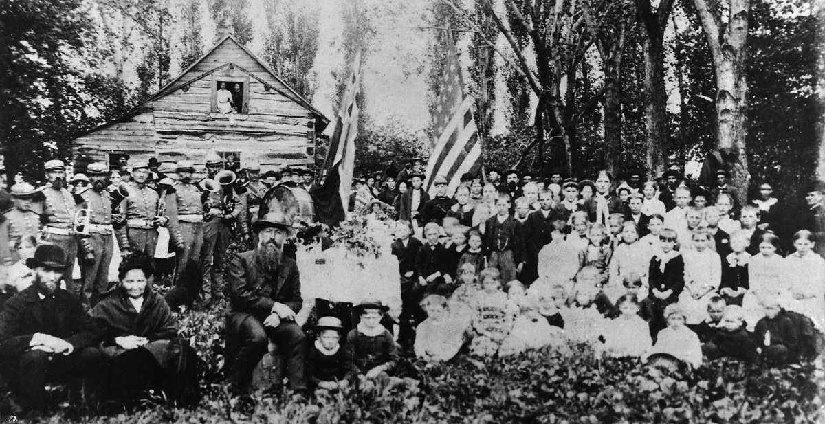 Selskap m/hornmusikk
foran "log cabin"

Johan Larson og hustru
Rev. O.A. Melby 1858
New Richland, Minn.