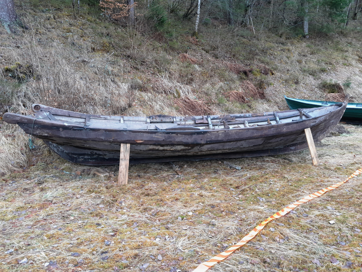Notbåt med gavl. Klinkbygd trebåt med fem omfar. Notrull ligg oppi. Brukt til fiske. Rodd med tre par årar.