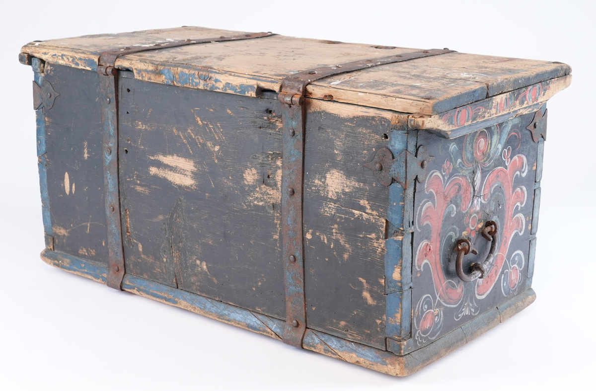 Kiste er rosemåla med alle kantar i blått og feltane mellom dei i svart. På begge sider av låsbeslaget på forsida måla symmetrisk dekorasjon. På svart bakgrunn raud rocaille (2 C-kurver mot kvarandre) med mange ulike blomstrar og blad som stikk ut av den. Blomstrane og blada måla i ulike fargar: kvit, gul, raud, blå, svart. På forsida over to rocaille inskripsjon måla i kvitt. Rocaille ornament gjentatt på de to kortsidene. Ornamenta liknar kvarandre som dannar ein homogen komposisjon, men kvert av dei er handmåla så de er forskjellige. På baksida berre svart bakgrunn og blå kantar.