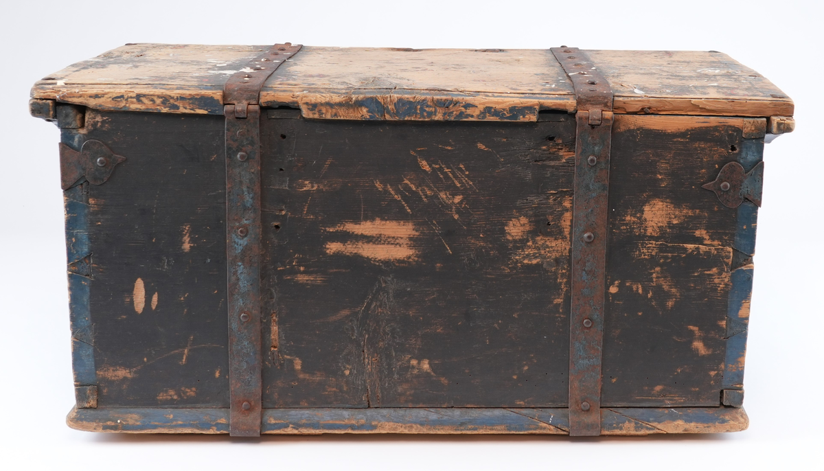 Kiste er rosemåla med alle kantar i blått og feltane mellom dei i svart. På begge sider av låsbeslaget på forsida måla symmetrisk dekorasjon. På svart bakgrunn raud rocaille (2 C-kurver mot kvarandre) med mange ulike blomstrar og blad som stikk ut av den. Blomstrane og blada måla i ulike fargar: kvit, gul, raud, blå, svart. På forsida over to rocaille inskripsjon måla i kvitt. Rocaille ornament gjentatt på de to kortsidene. Ornamenta liknar kvarandre som dannar ein homogen komposisjon, men kvert av dei er handmåla så de er forskjellige. På baksida berre svart bakgrunn og blå kantar.