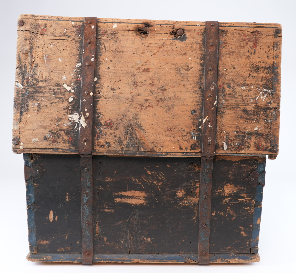 Kiste er rosemåla med alle kantar i blått og feltane mellom dei i svart. På begge sider av låsbeslaget på forsida måla symmetrisk dekorasjon. På svart bakgrunn raud rocaille (2 C-kurver mot kvarandre) med mange ulike blomstrar og blad som stikk ut av den. Blomstrane og blada måla i ulike fargar: kvit, gul, raud, blå, svart. På forsida over to rocaille inskripsjon måla i kvitt. Rocaille ornament gjentatt på de to kortsidene. Ornamenta liknar kvarandre som dannar ein homogen komposisjon, men kvert av dei er handmåla så de er forskjellige. På baksida berre svart bakgrunn og blå kantar.