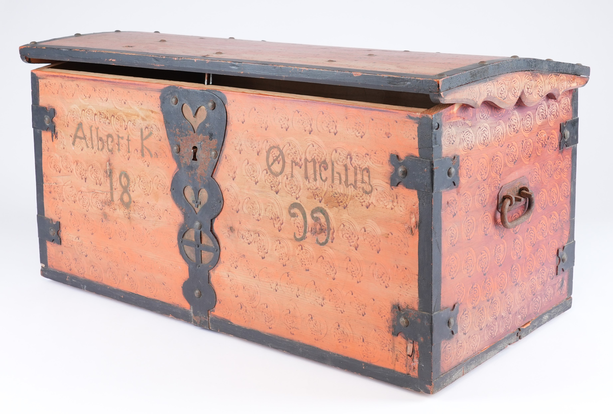 Heile kista måla vermilion. Fronten, kortsidene og loket tynt laserte med caput mortuum. I laseringa svamptrykk (vridde ringar). Alle kantar av kista er understreka med ei svart stripe som skal etterlikna beslaga.