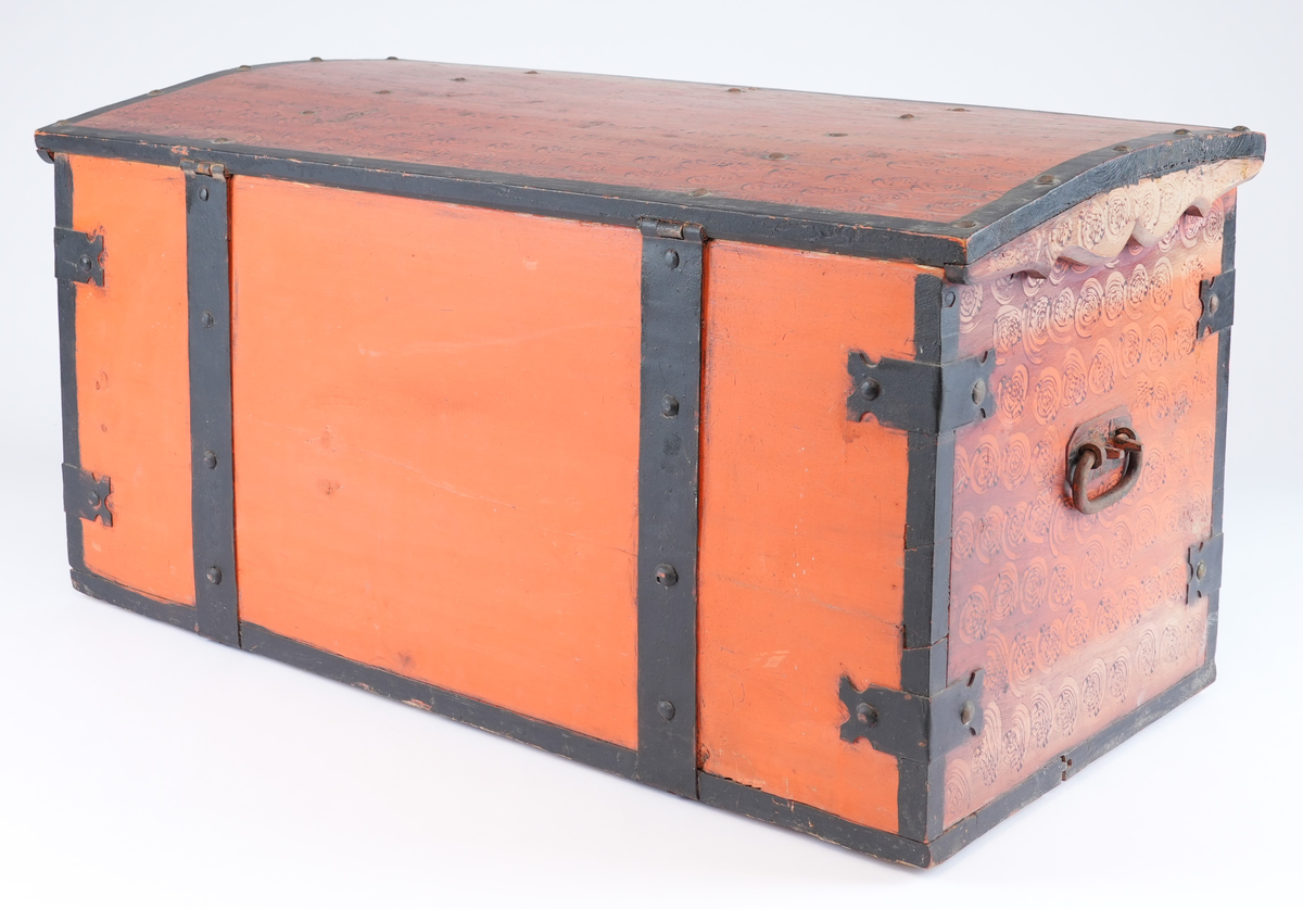 Heile kista måla vermilion. Fronten, kortsidene og loket tynt laserte med caput mortuum. I laseringa svamptrykk (vridde ringar). Alle kantar av kista er understreka med ei svart stripe som skal etterlikna beslaga.