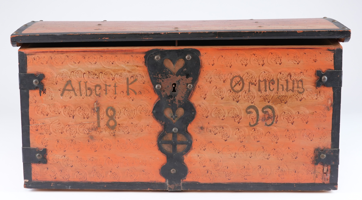 Heile kista måla vermilion. Fronten, kortsidene og loket tynt laserte med caput mortuum. I laseringa svamptrykk (vridde ringar). Alle kantar av kista er understreka med ei svart stripe som skal etterlikna beslaga.