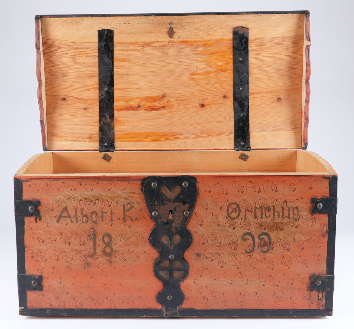 Heile kista måla vermilion. Fronten, kortsidene og loket tynt laserte med caput mortuum. I laseringa svamptrykk (vridde ringar). Alle kantar av kista er understreka med ei svart stripe som skal etterlikna beslaga.