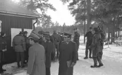 Vapen genomgång. Tommy Karlsson med band på fältmössan.