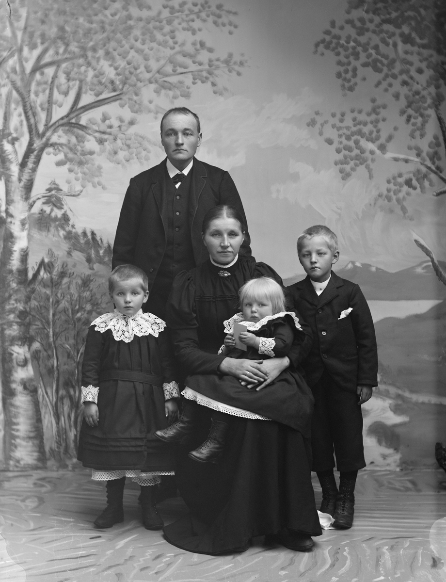 O. E. Klomstad med familie 01.11.1900. Gruppebilde med kona Oline og barna Olaf, Marit og Ester.