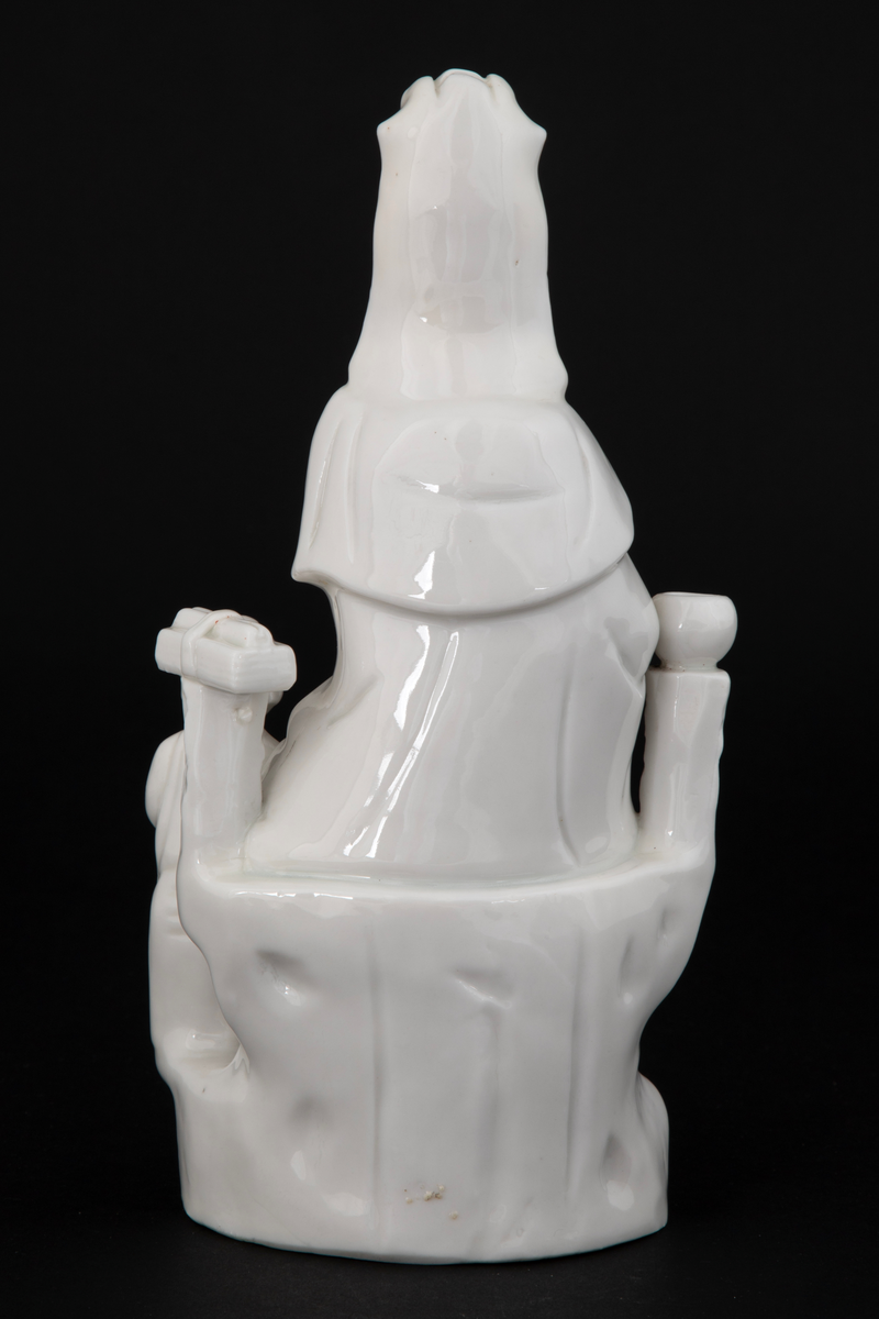 Figuren representerer den buddhistiske bodhisattavaen Guanyin, en barmhjertighetsgudinne. Hun er avbildet sittende med et barn i fanget, som holder en lotusknopp. Ved Gudinnens føtter ses en bedende person - antakelig en alkolytt (medhjelper i å utføre religiøse ritualer).